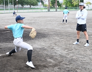 元巨人・髙橋さんが野球教室 中学生に基本技術を指導/南部町