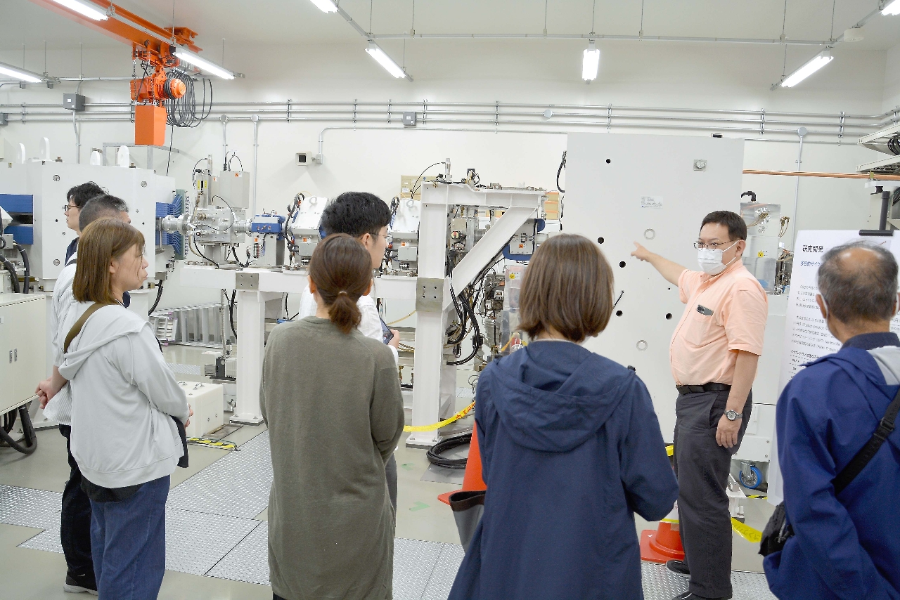 青森県量子科学センターの設備を見学する来場者