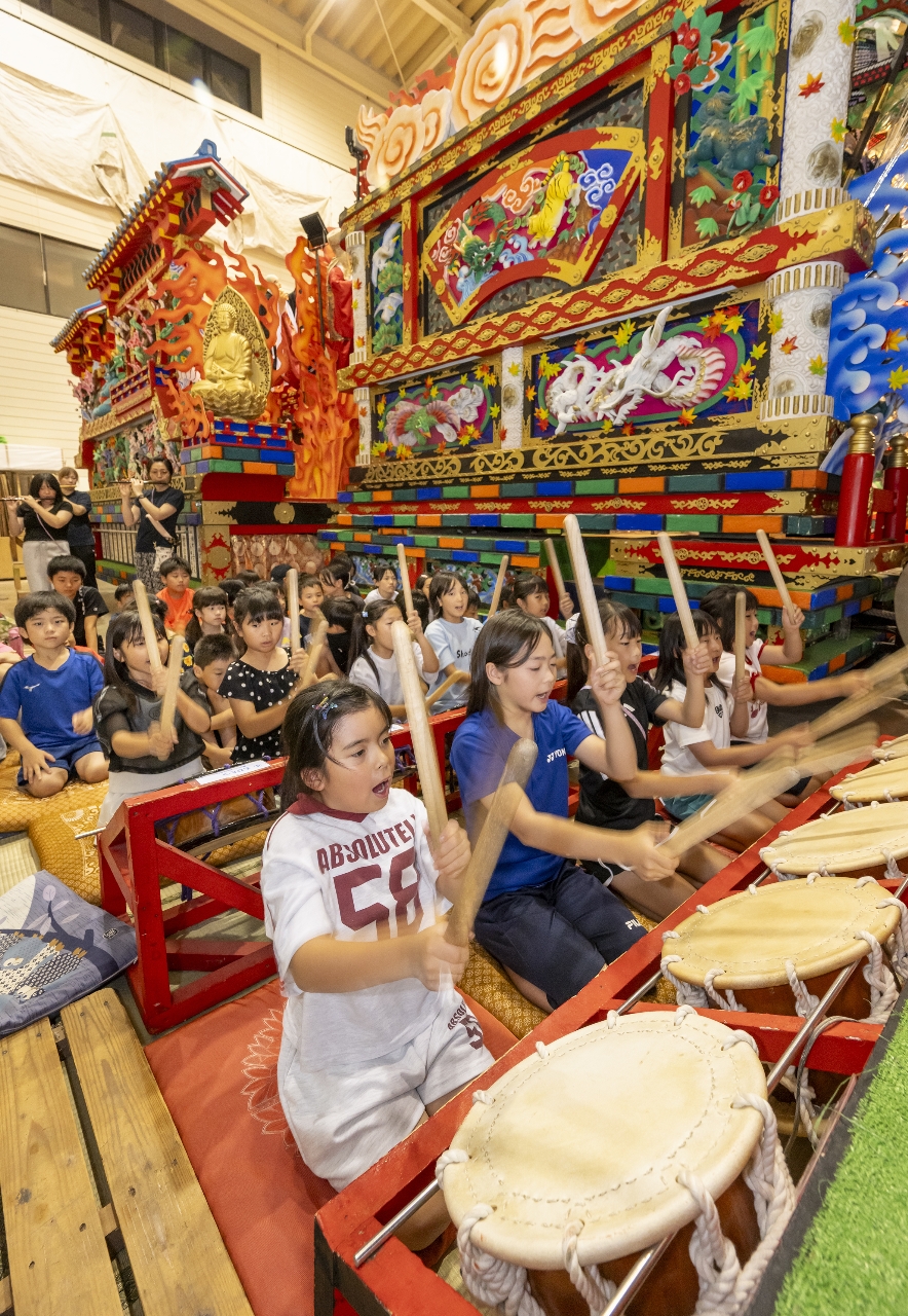 八戸三社大祭の開幕が間近に迫り、練習に熱が入る鍛冶町附祭若者連=29日、八戸市(大粒来仁撮影)