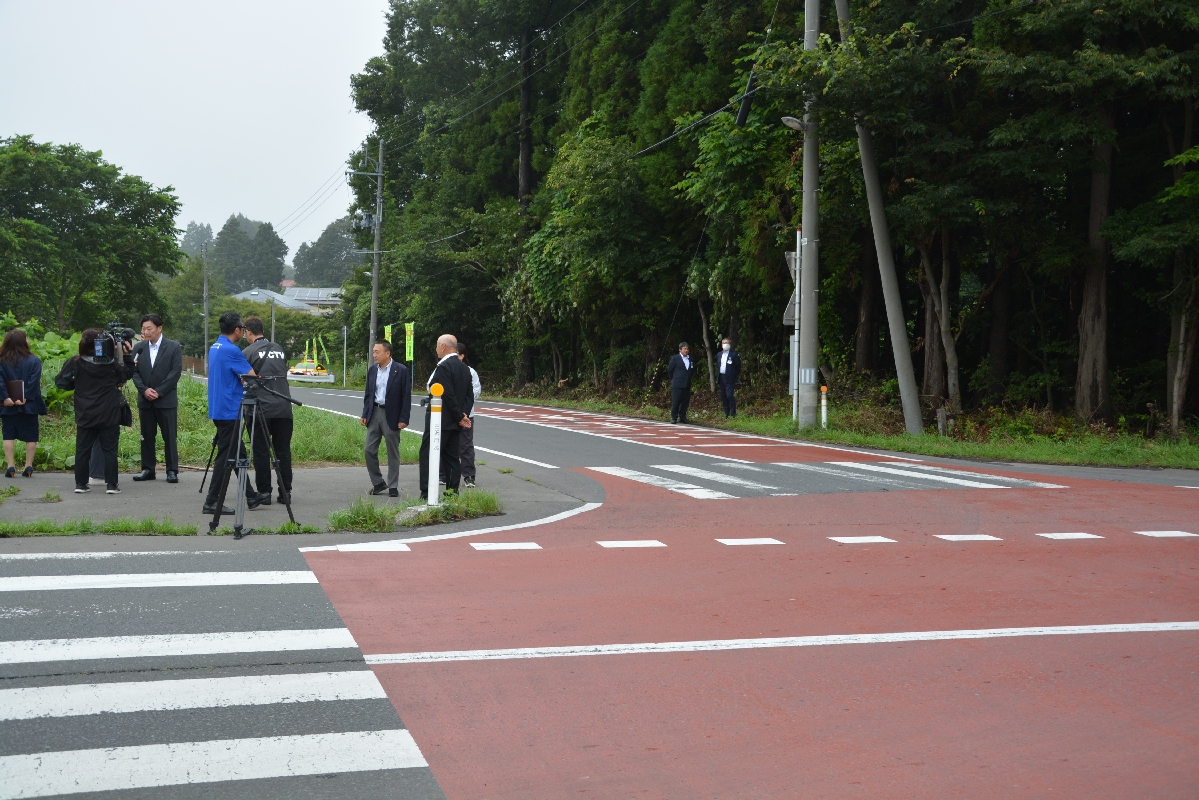 見通しの悪さが指摘された死亡事故現場=30日、三沢市三沢