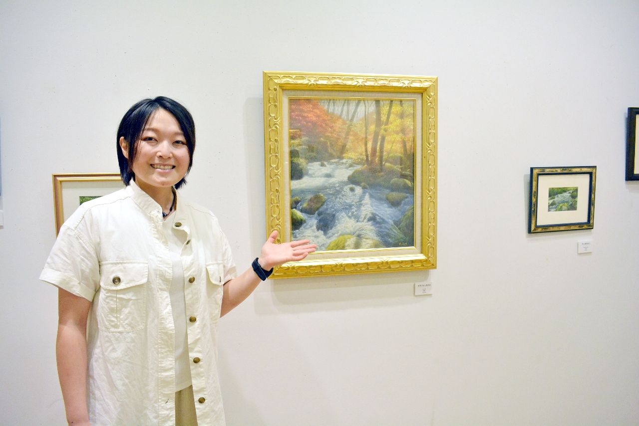 「粒感で表現したキラキラと光る様子も楽しんでもらいたい」と話す庭田薫さん