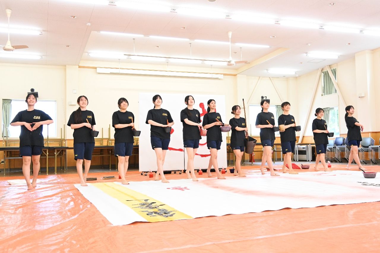目線や笑顔などの表現力をさらに高めようと練習に励む部員