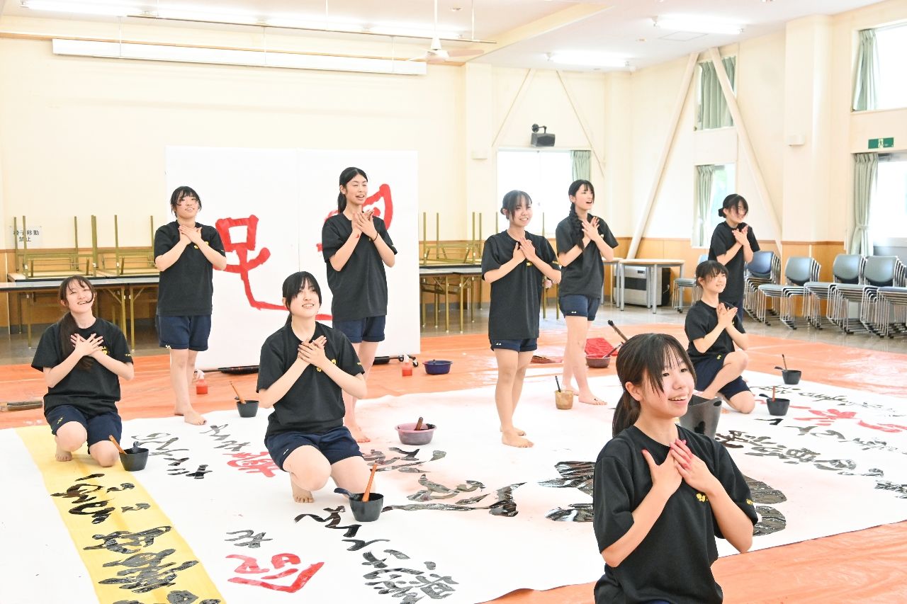 舞を交えながら大きな紙に書き込んでいく