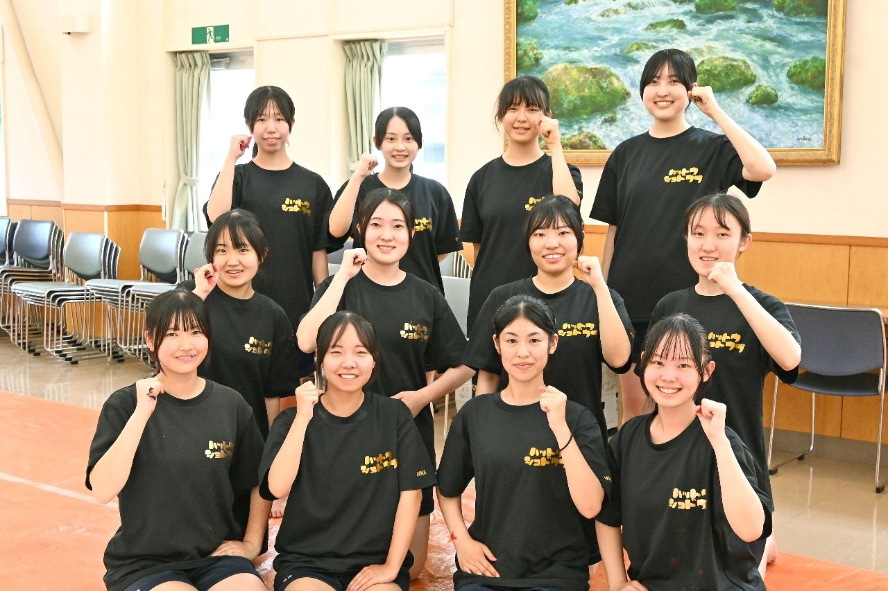 「第19回書道パフォーマンス甲子園」に出場する青森県立八戸東高書道部の部員たち