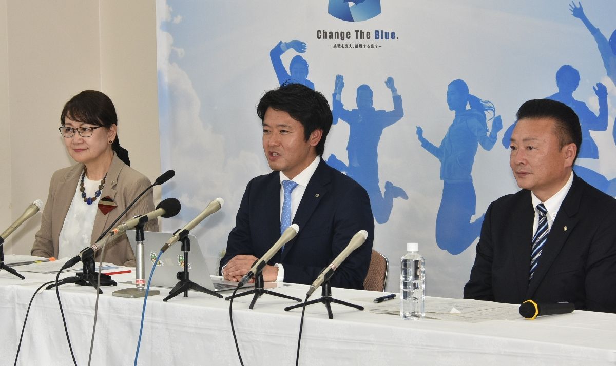 弘前市への青森県立郷土館の整備について会見する、左から風張知子教育長、宮下宗一郎知事、谷川政人市長=30日、青森県庁