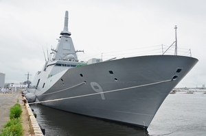最新護衛艦「なとり」八戸入港 一般公開、支援艦「すおう」も/海自
