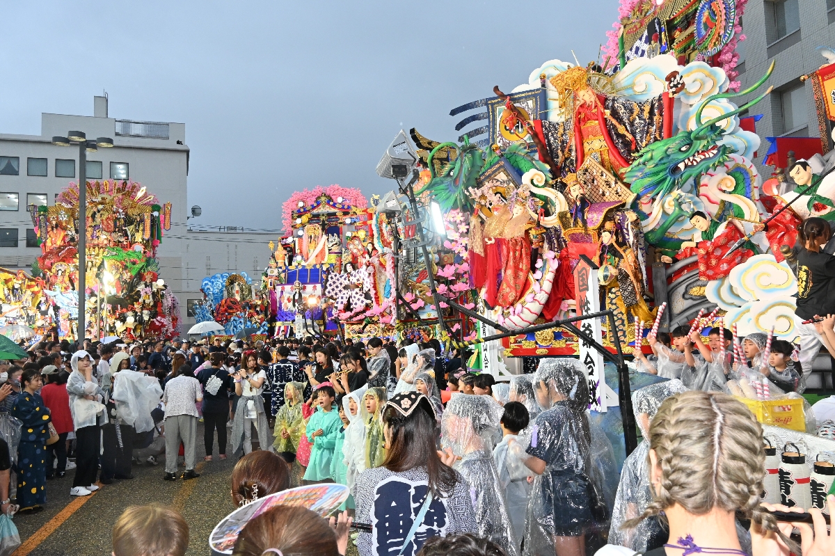 小雨の中、豪華絢爛な山車集結 八戸三社大祭、前夜祭で開幕