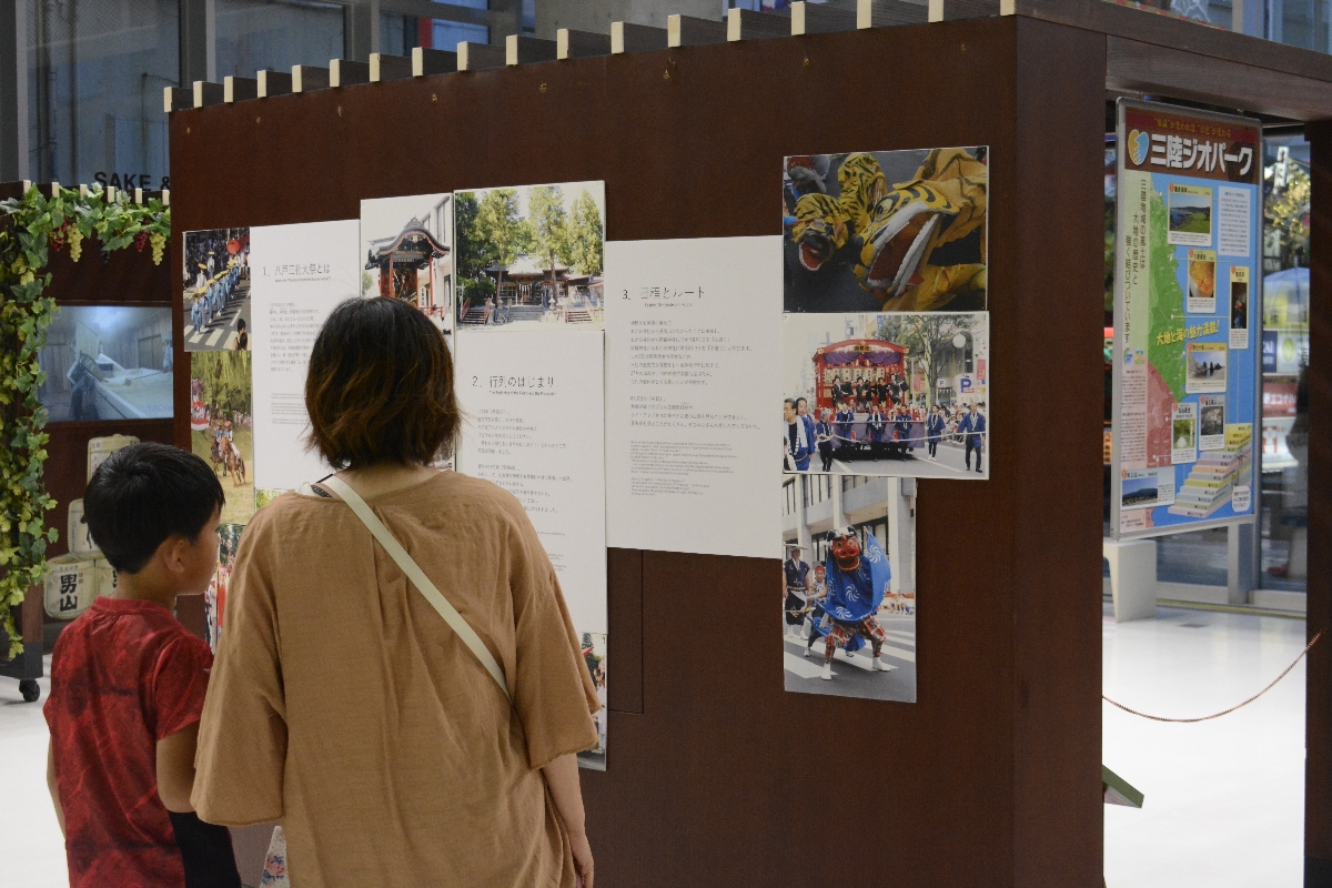 祭りを紹介するパネルの展示=31日、八戸市の「はっち」