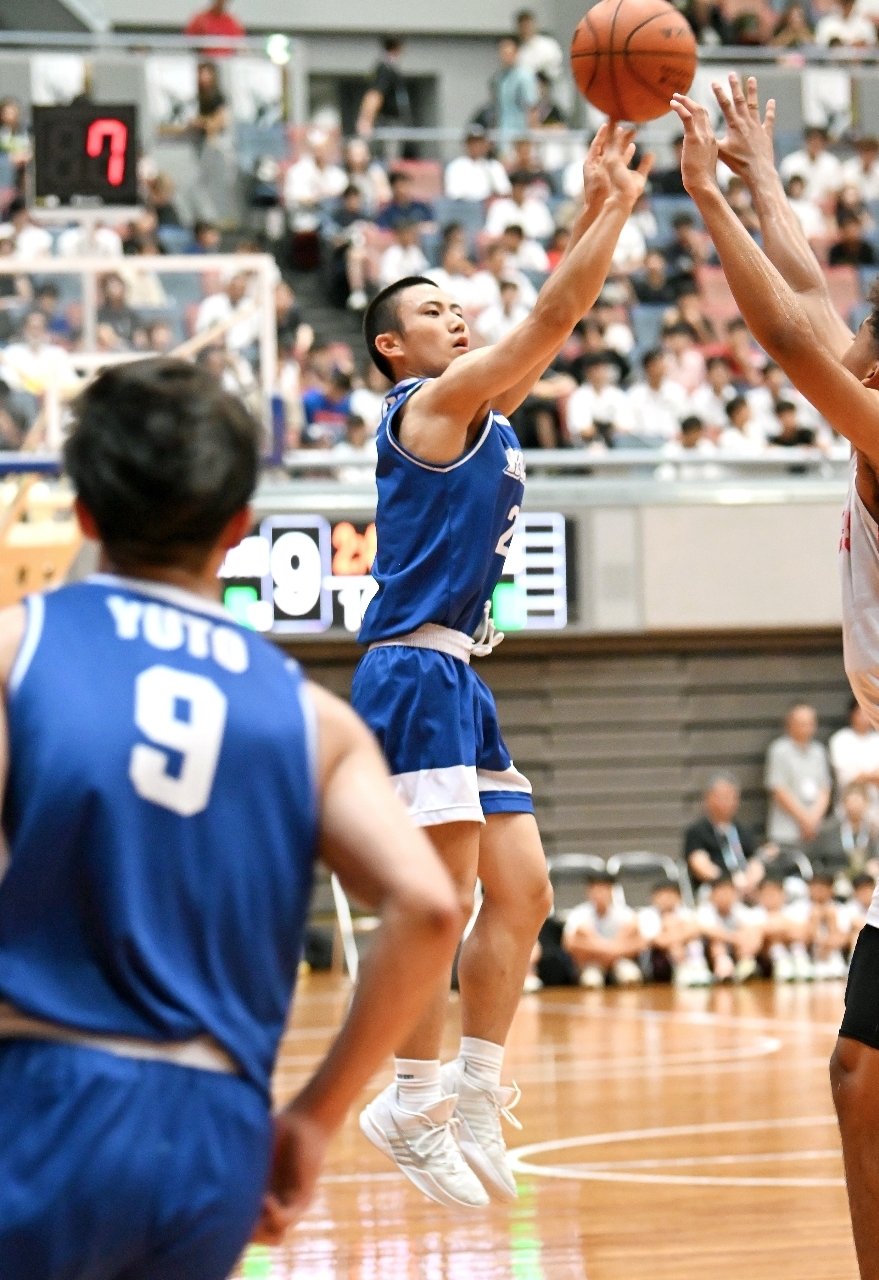 【バスケットボール男子3回戦・開志国際―八学光星】第1クオーター、八学光星は角谷光煌斗がシュートを放つ=大阪市のAsueアリーナ大阪