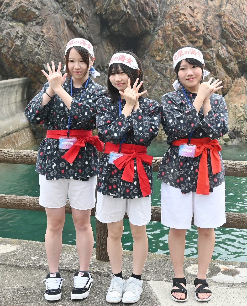 うにポーズで「北限の海女」PR 高校生海女クラブ、今夏も活躍