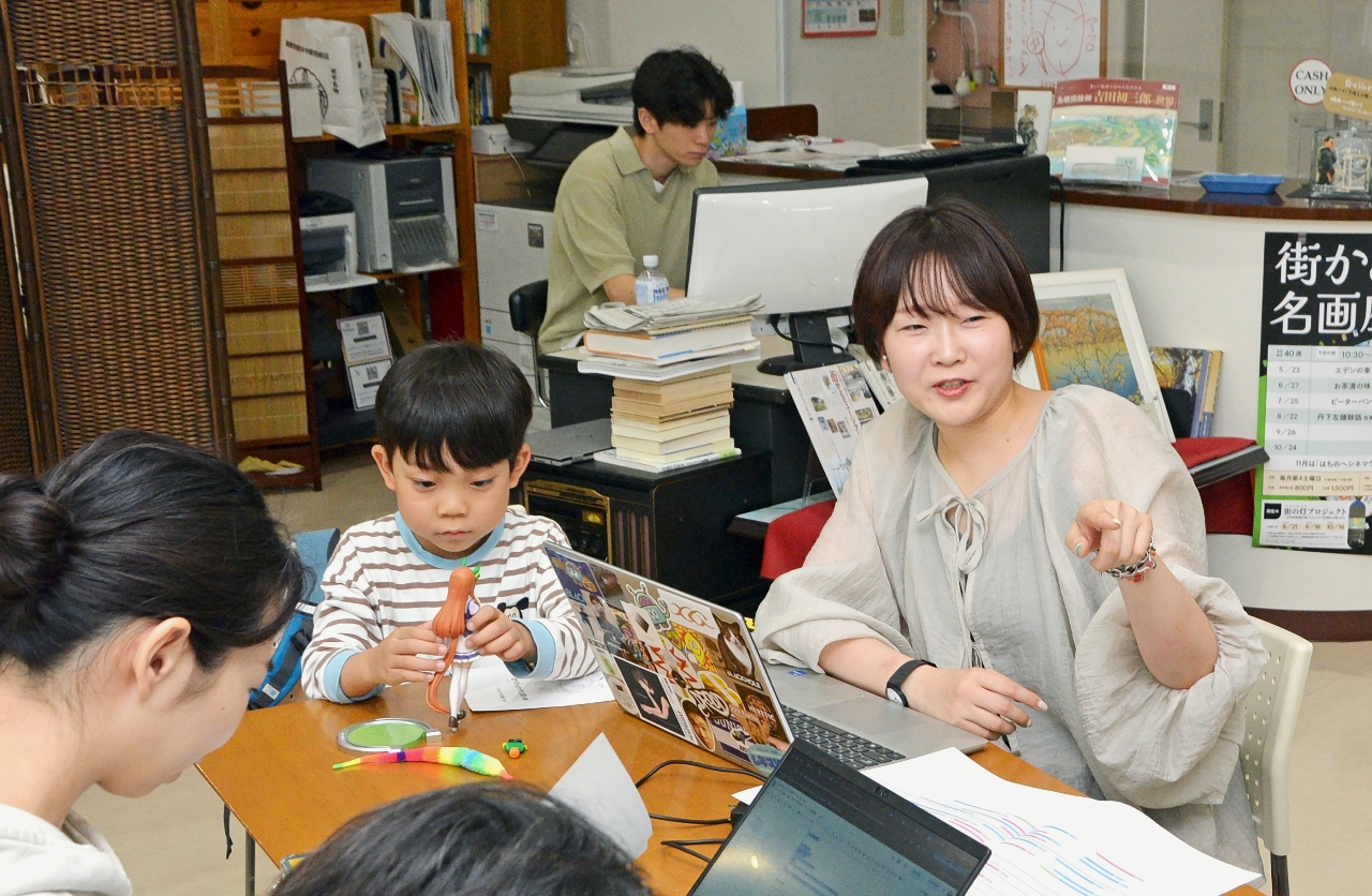 長男を連れて市民活動の打ち合わせに参加する上平美紀さん(右)=26日、八戸市内