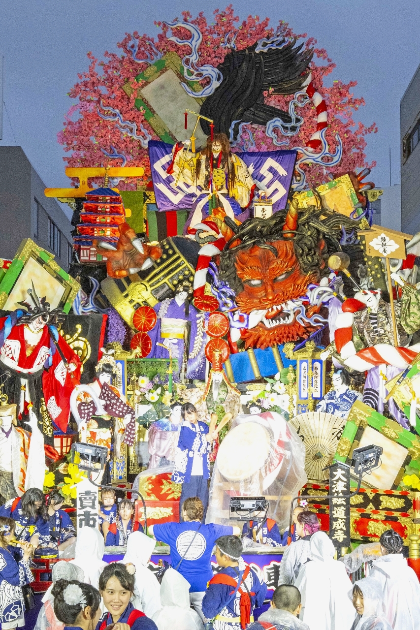 「大津絵道成寺」を再現した賣市附祭山車組=31日、八戸市