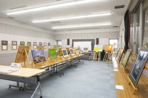 野鳥の魅力伝える44作品　八戸野鳥の会写真展　７日まで
