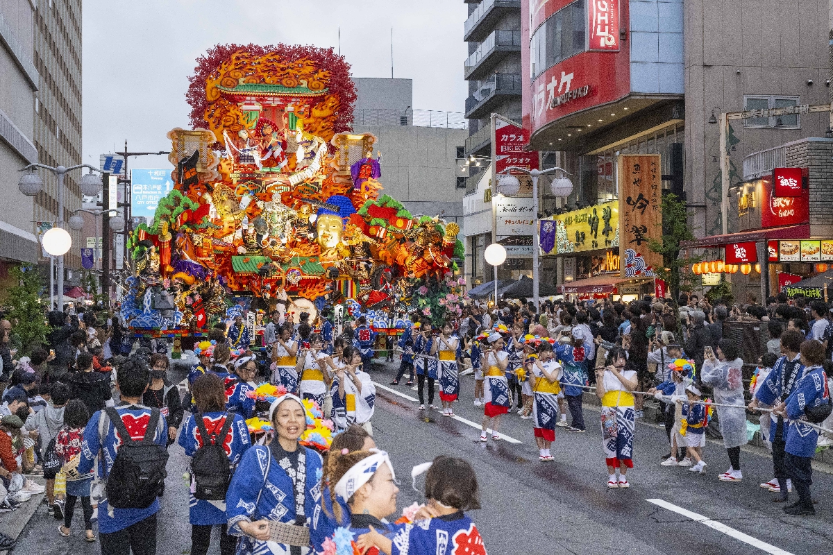 お通り、雨でも元気／八戸三社大祭