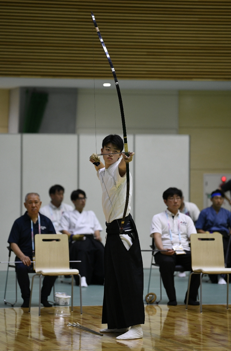 【弓道男子個人準決勝】4射4中で決勝進出を決めた前田春風(八戸北)=1日、和歌山県田辺市田辺スポーツパーク体育館