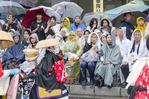【八戸三社大祭】沿道には傘の花/雨の「お通り」