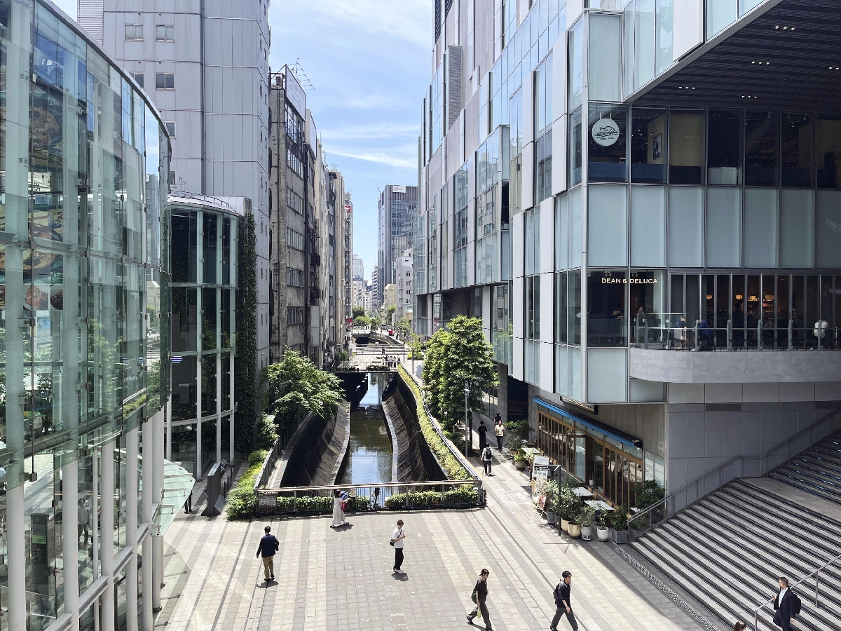　渋谷川と稲荷橋広場＝東京都渋谷区