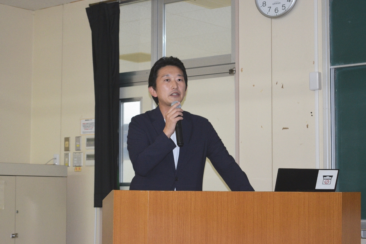 航空機産業の現状について講演する田中望さん