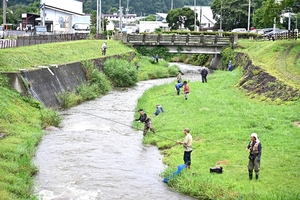 青森県南地方の愛好家が釣果競う　新郷で渓流釣り大会