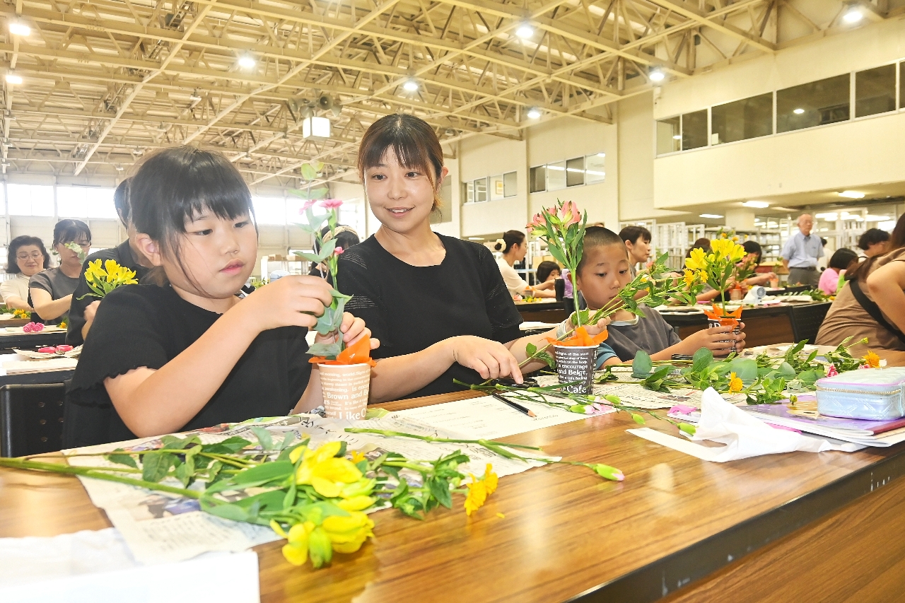 フラワーアレンジメントをする参加者＝２８日、八戸市