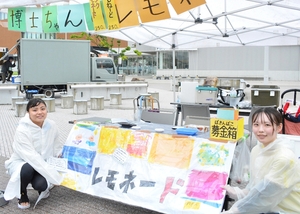 【八戸三社大祭】小児がん患者の支援を “ベビーカー博士ちゃん”市美前で「レモネードスタンド活動」