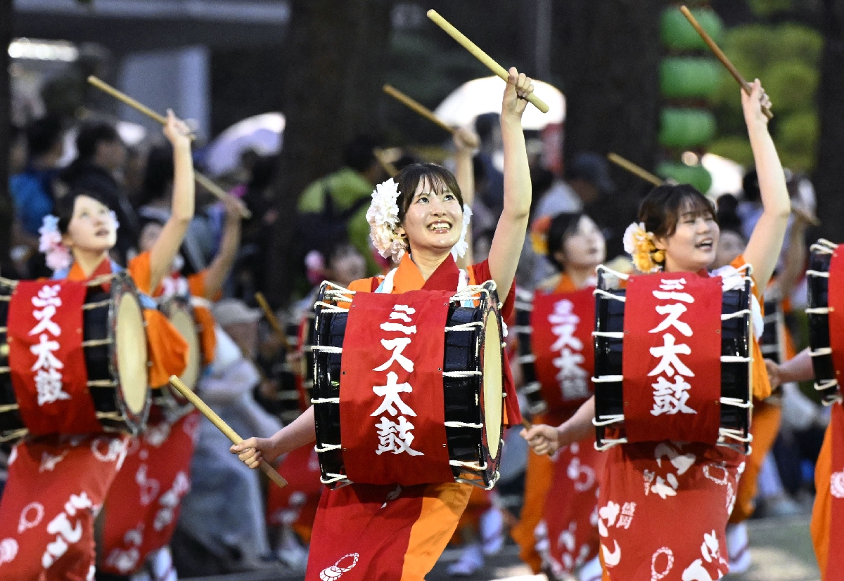 　「盛岡さんさ踊り」が開幕し、華やかな舞を披露する踊り手たち＝１日午後、盛岡市