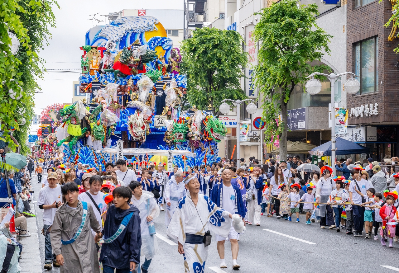 節目を迎えた根城新組山車組＝１日、八戸市