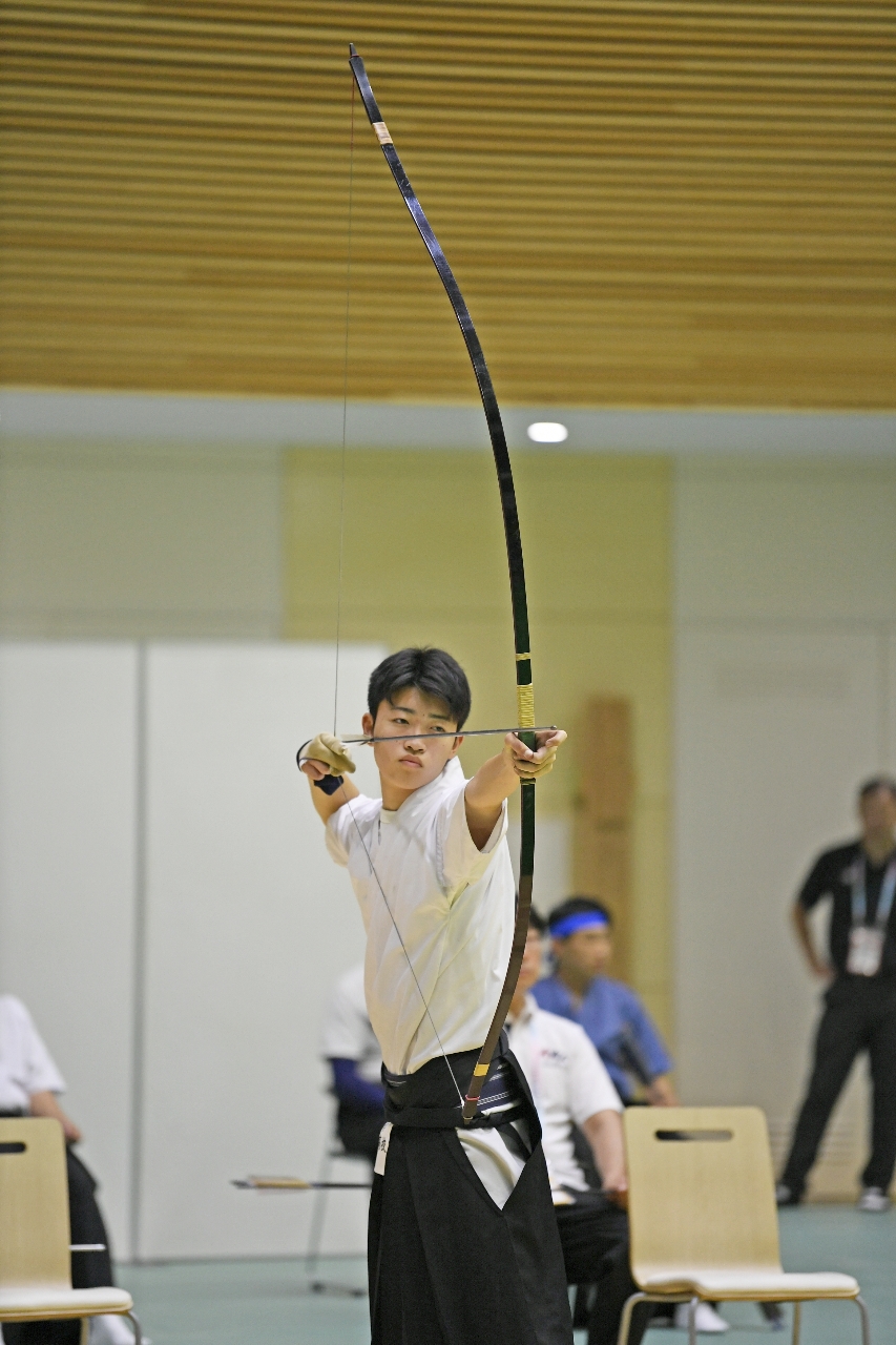 【弓道男子個人準決勝】４射４中で決勝進出を決めた前田春風（八戸北）＝１日、和歌山県田辺市の田辺スポーツパーク体育館
