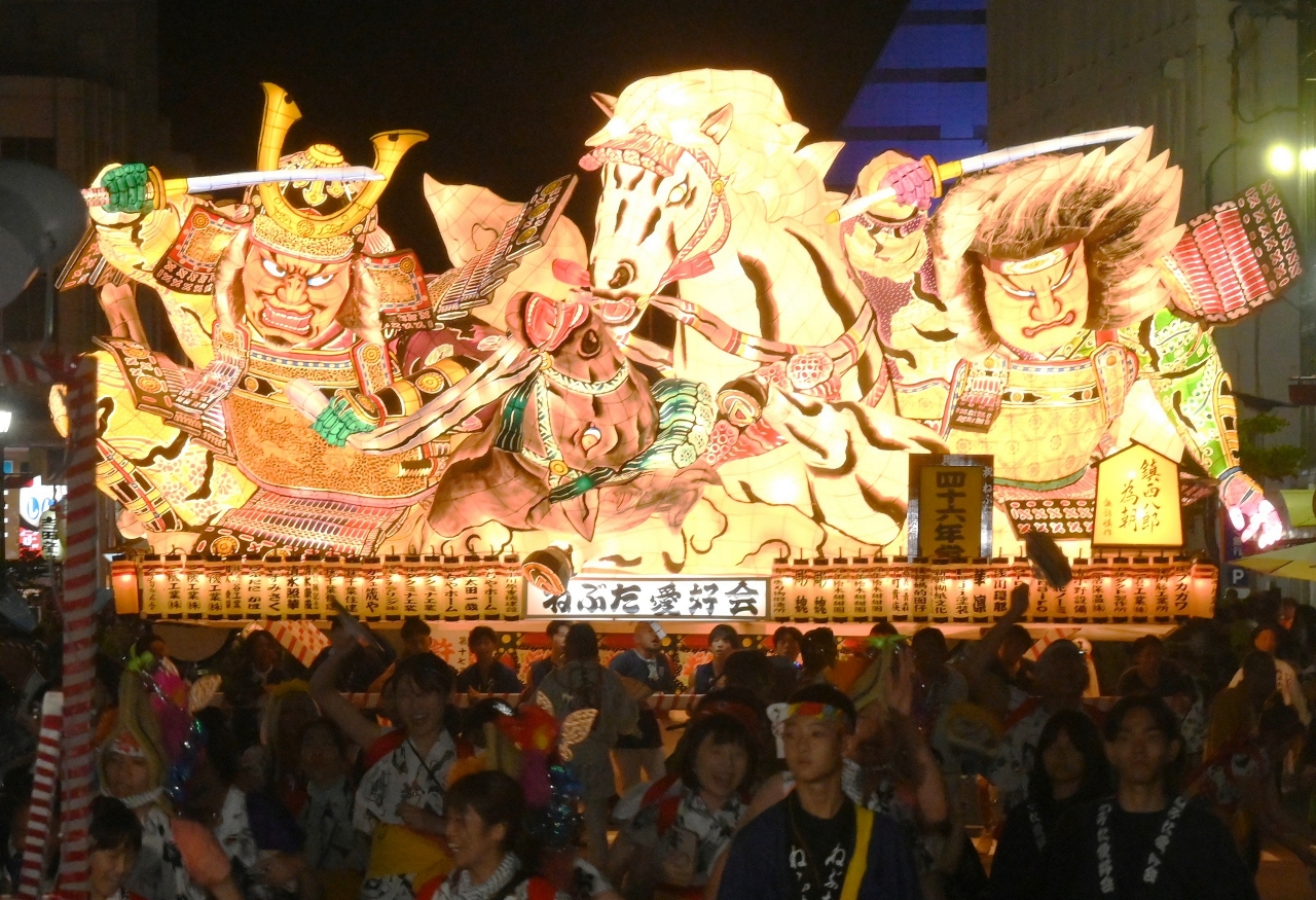 開幕した青森ねぶた祭。武者人形とハネトの競演が沿道を熱気で包んだ＝２日、青森市