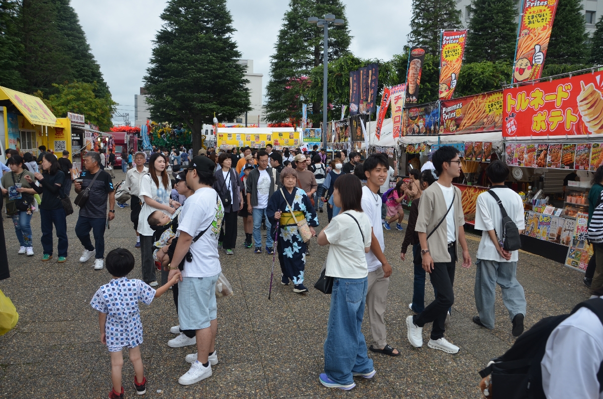 多くの来場者でにぎわう「おまつり広場」の会場