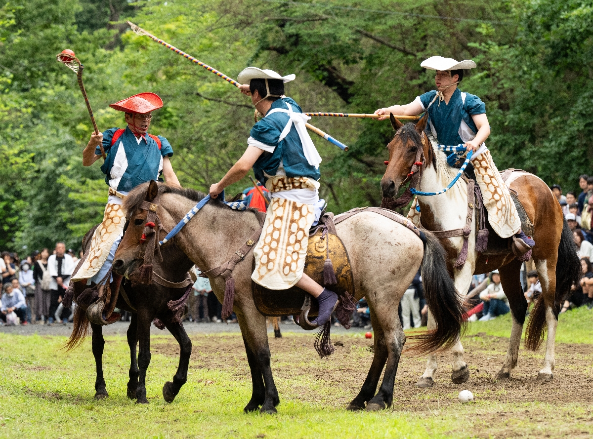 互いにけん制し合う騎手＝２日、八戸市の長者山新羅神社