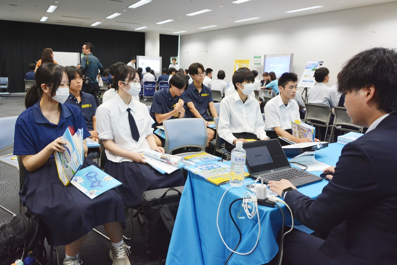 各企業の担当者から業務内容の説明を受ける高校生