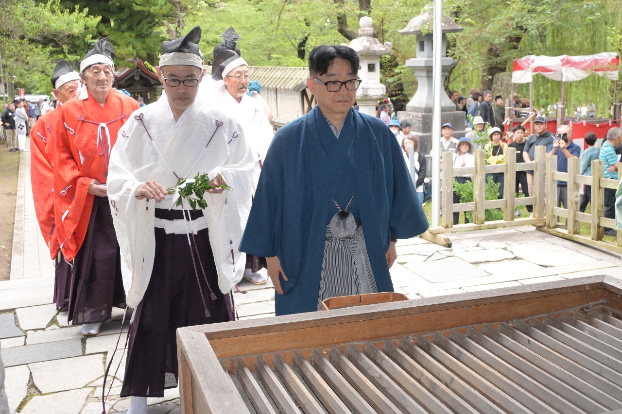 騎馬打毬の開始前に長者山新羅神社を公式参拝する南部光隆さん（手前右）と山内卓会長（同左）＝２日、八戸市