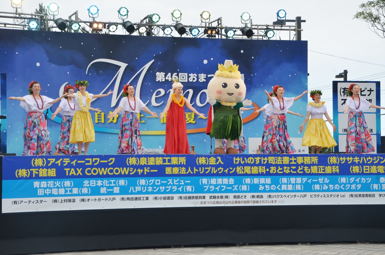 会場を盛り上げる特設ステージの出演者