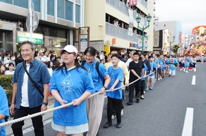 【八戸三社大祭】祭りの熱気に胸躍らせ 八戸二養の児童生徒、引き子で参加