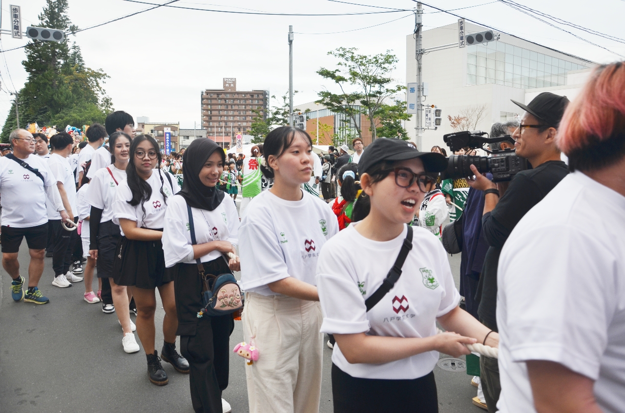 白山台山車組で引き子を体験する部員ら