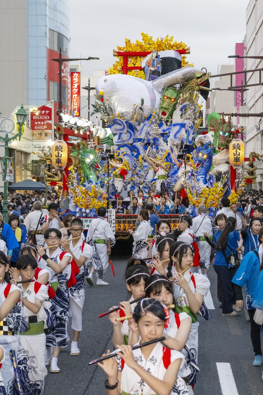 来年以降、八戸三社大祭への特別参加をしばらく断念する方針の鮫青年会。勇壮なお囃子で観客を魅了した=2日