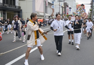 【八戸三社大祭】夜間運行、助っ人さっそう サーフィン愛好団体、盛り上げに一役/青山会組