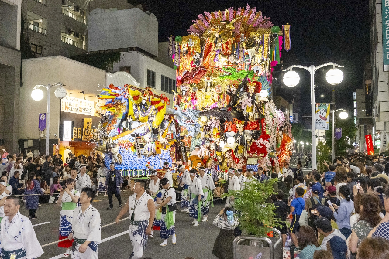 山車が闇夜に浮かび上がった夜間運行=2日、八戸市中心街