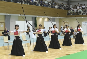 【近畿インターハイ】わずか1中差で涙のむ 弓道団体女子の八戸