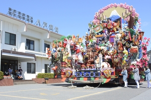 【八戸三社大祭】病院で山車展示 にぎやかなお囃子響かせる/吹上山車組