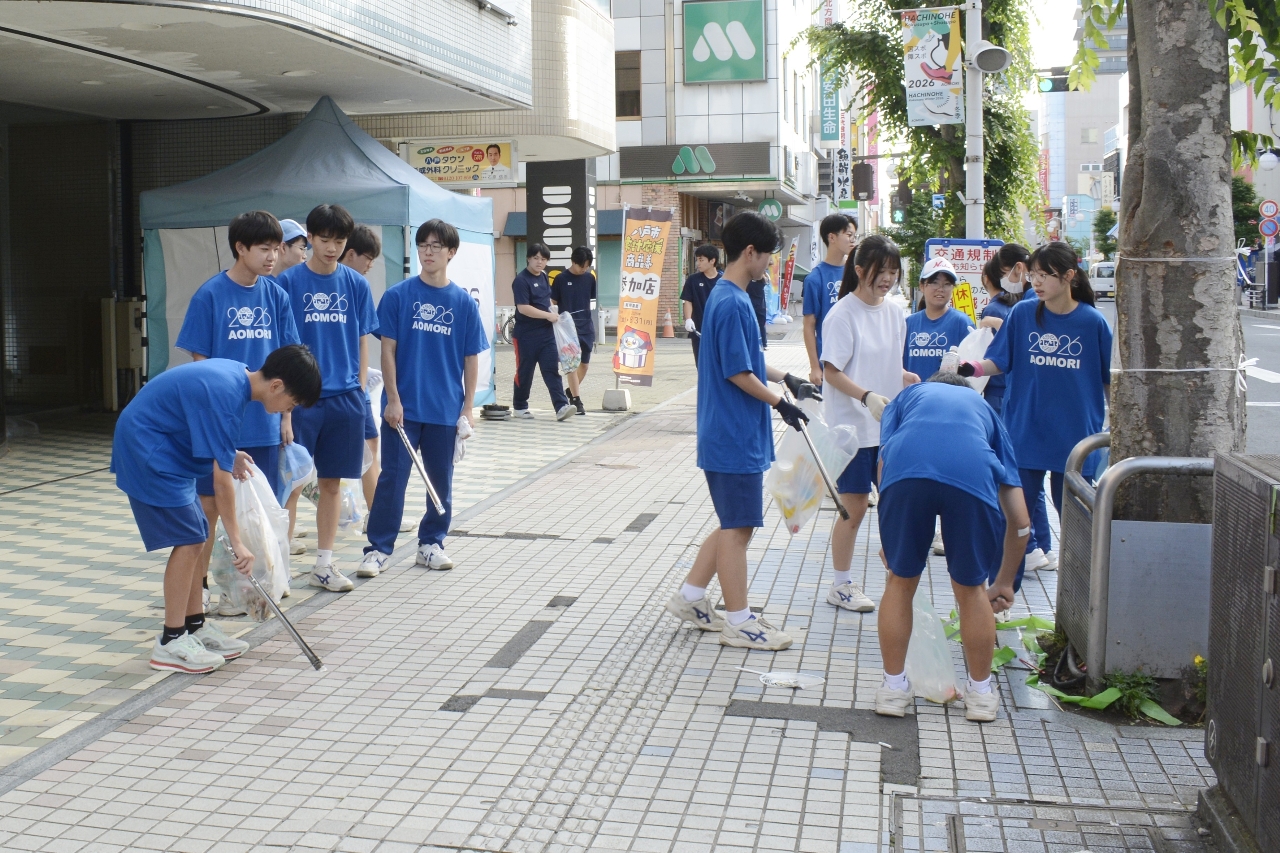 八戸市中心街でごみを拾う生徒＝３日