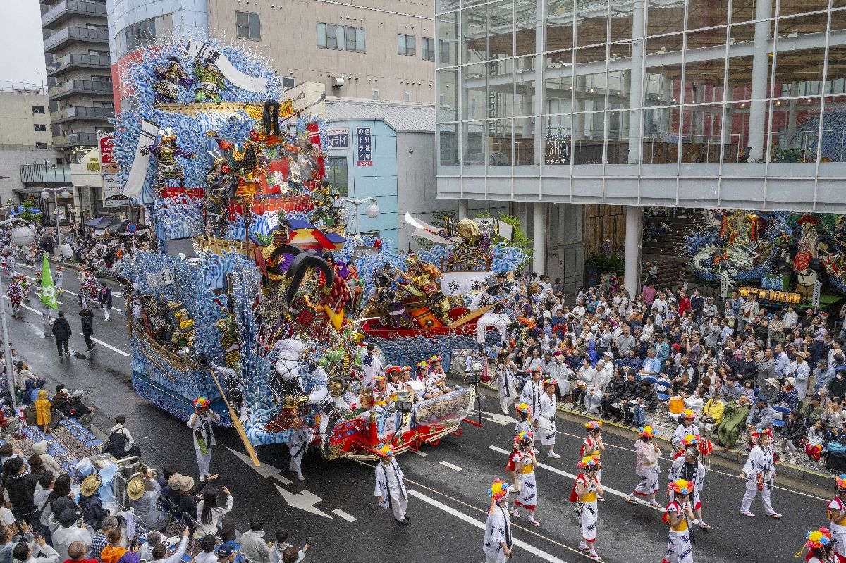最優秀賞を受賞した下組町山車組。１日の「お通り」でも沿道の観客から拍手を浴びた