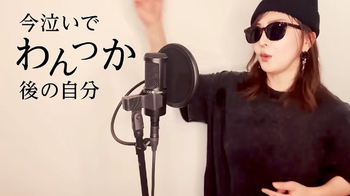 「夜の踊り子/南部弁バージョン」を歌う湊山はるさん。ボートの船首で独特の手の動きをするインドネシアのサングラス少年の動画に、楽曲が合う―とSNSの動画で大バズり。はるさんはその少年をイメージしている