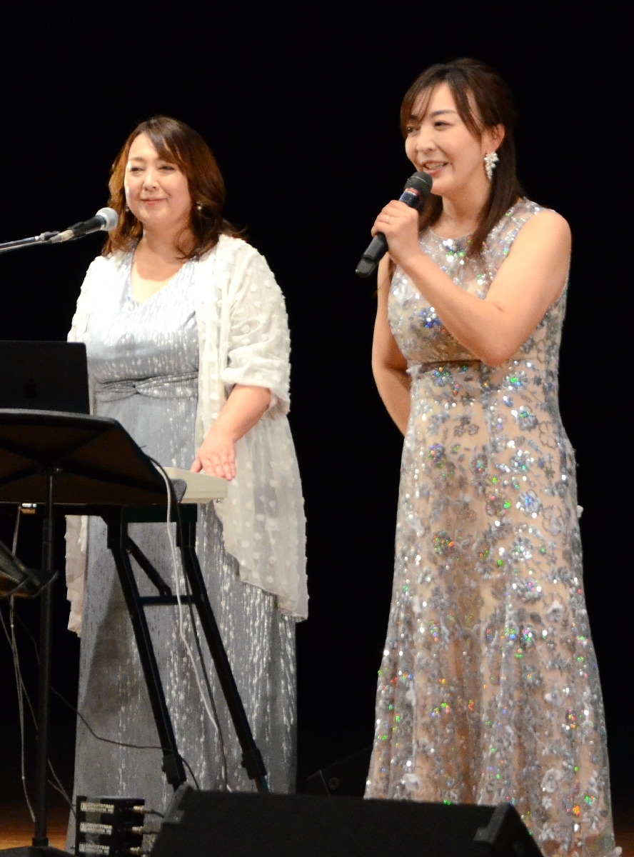 洋野町誕生20周年記念コンサートで笑顔を見せるジンジャー姉妹