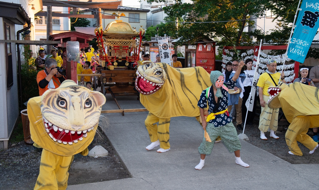 「お還り」の合同運行を終えて神輿が龗神社に戻り、虎舞などの郷土芸能が舞を奉納した＝３日、八戸市