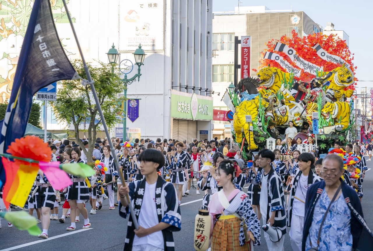 十日市雅一さんの遺影を山車に掲げ「お還り」に臨む長横町粋組=3日、八戸市中心街