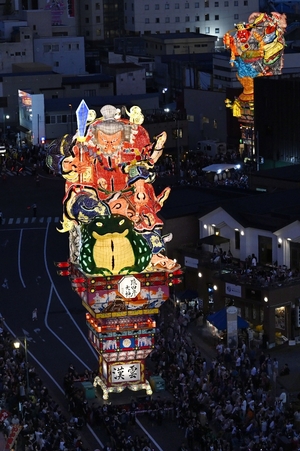 夜空に浮かぶ巨大人形灯籠　「五所川原立佞武多」開幕