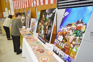 迫力の山車模型を写真に　岩銀が八戸三社大祭のパネル展を実施　９月２日まで