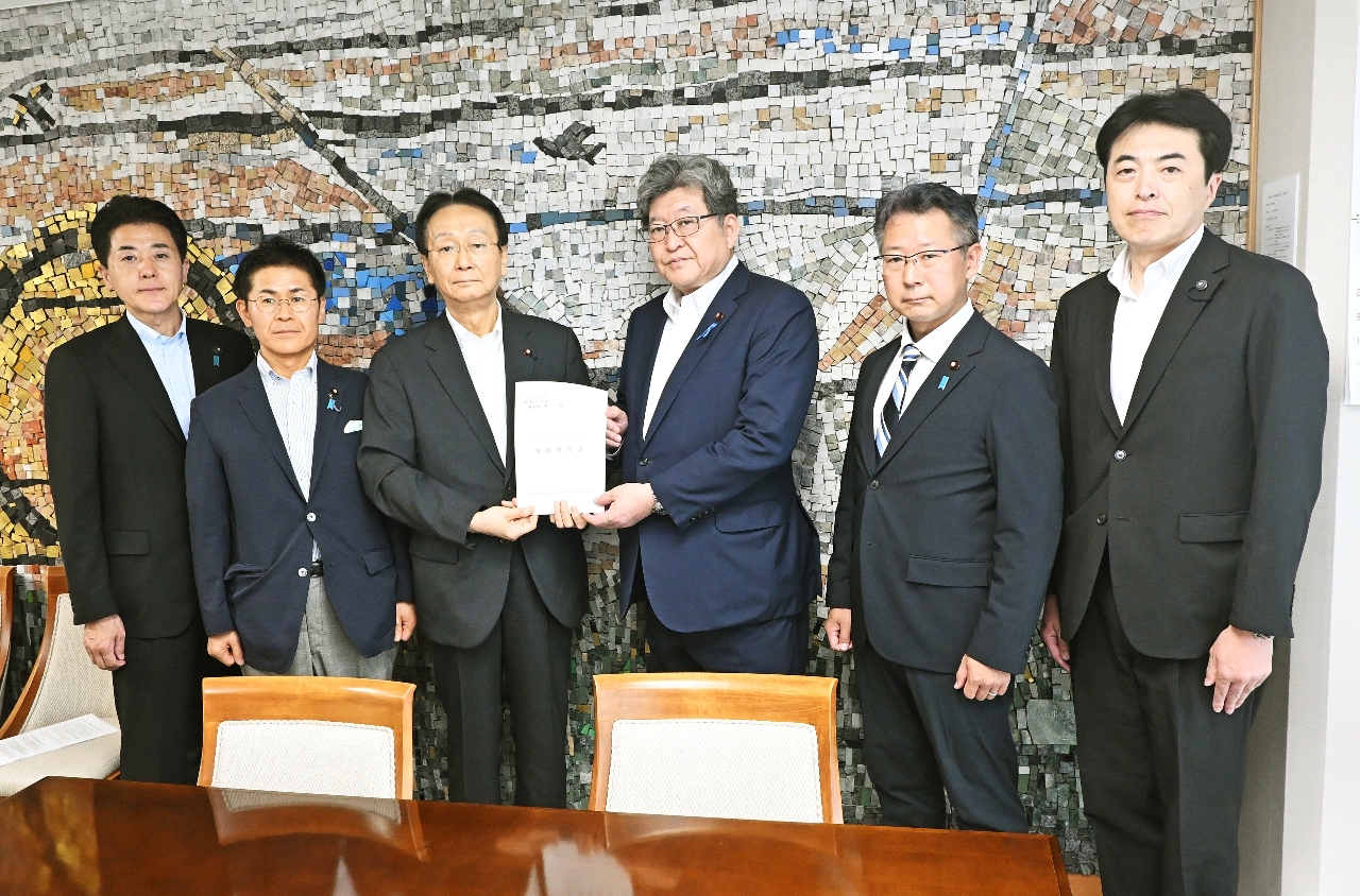 萩生田光一幹事長代行(中央右)に要望書を手渡す江渡聡徳衆院議員(同左)ら=4日、自民党本部